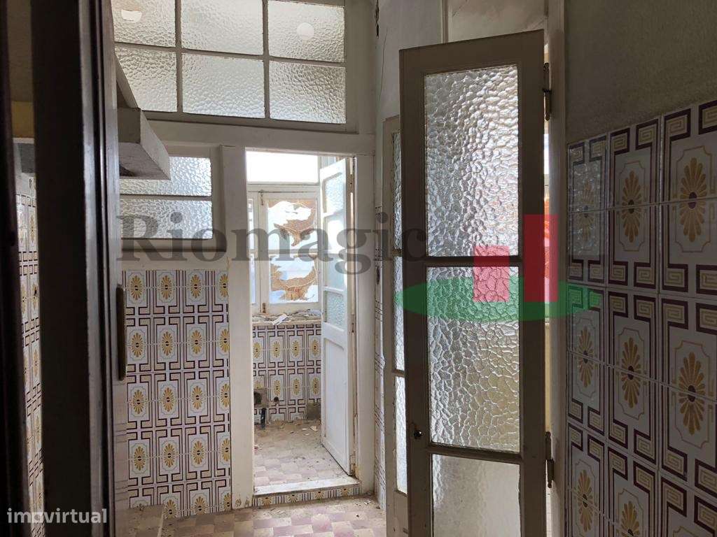 Prédio de 5 pisos para recuperar no Castelo em Lisboa - Grande imagem: 4/9