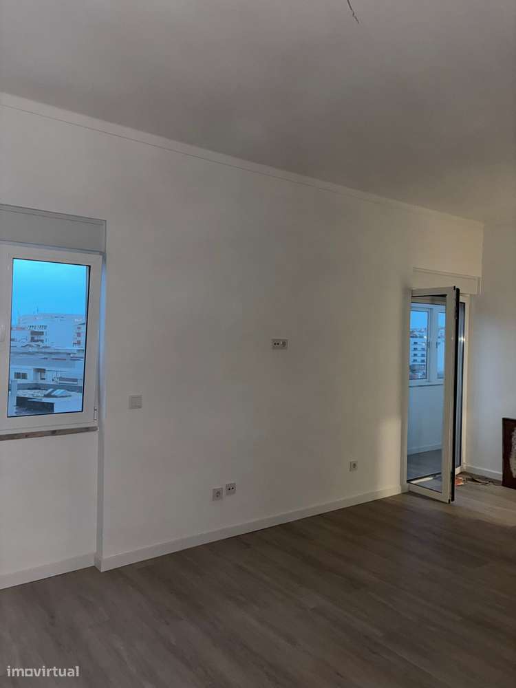 Apartamento Renovado com Vista Rio em Barreiro-9