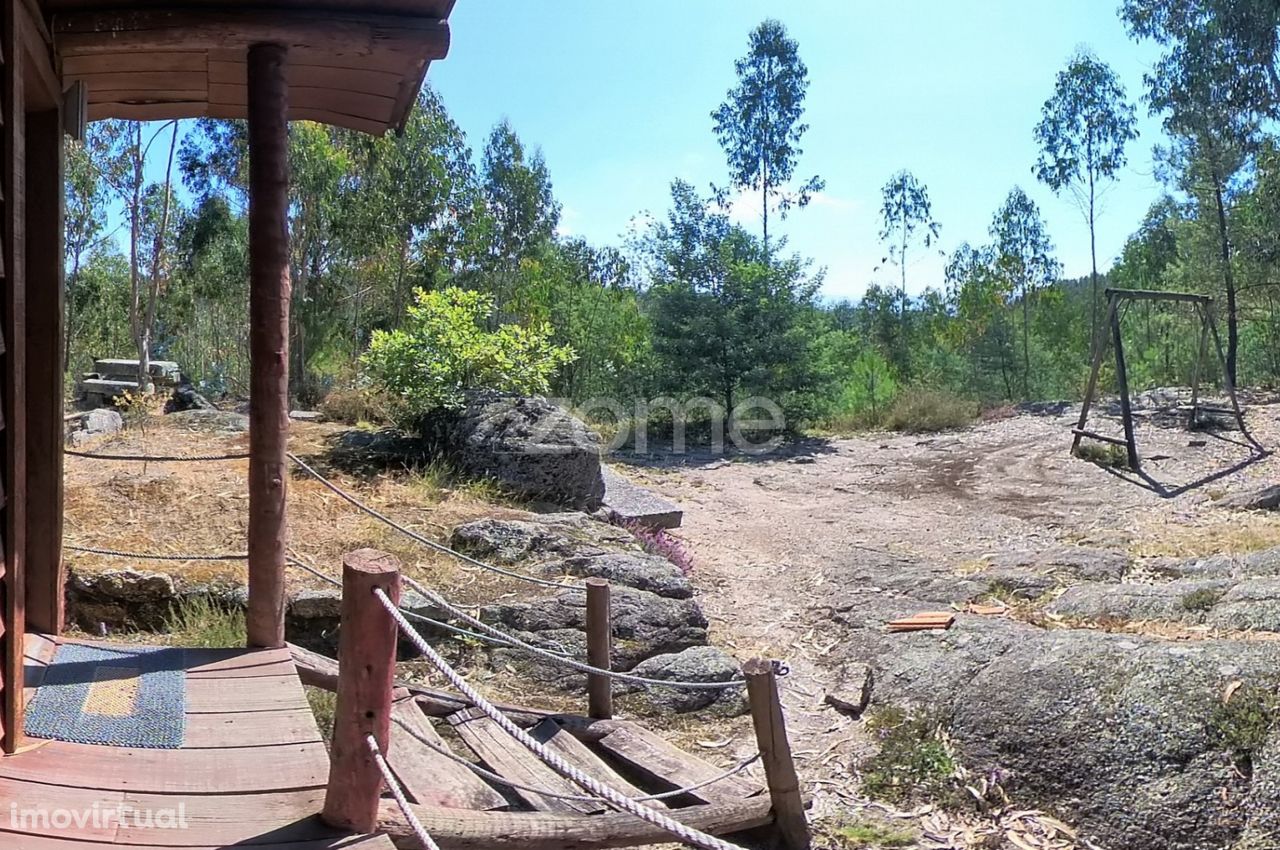 Terreno florestal de 18600 m2 com vistas panorâmicas.