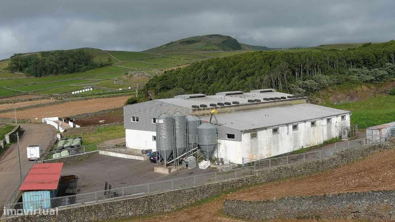 Prédio Urbano com Terreno para investimento na Feteira - Angra do Hero - Grande imagem: 2/16