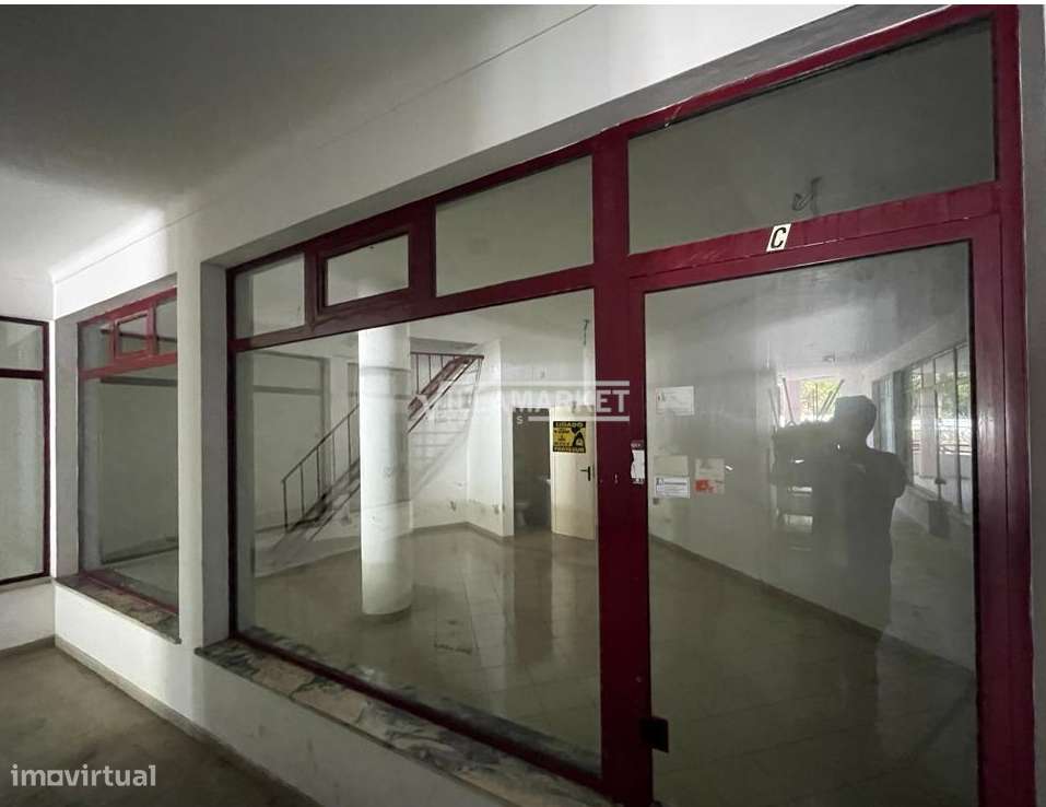 Loja da banca com 57 m2 composta por 2 pisos situada em Santiago do Ca - Grande imagem: 2/4