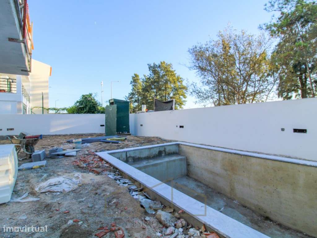 Moradia T4 Geminada com piscina na Sobreda-31