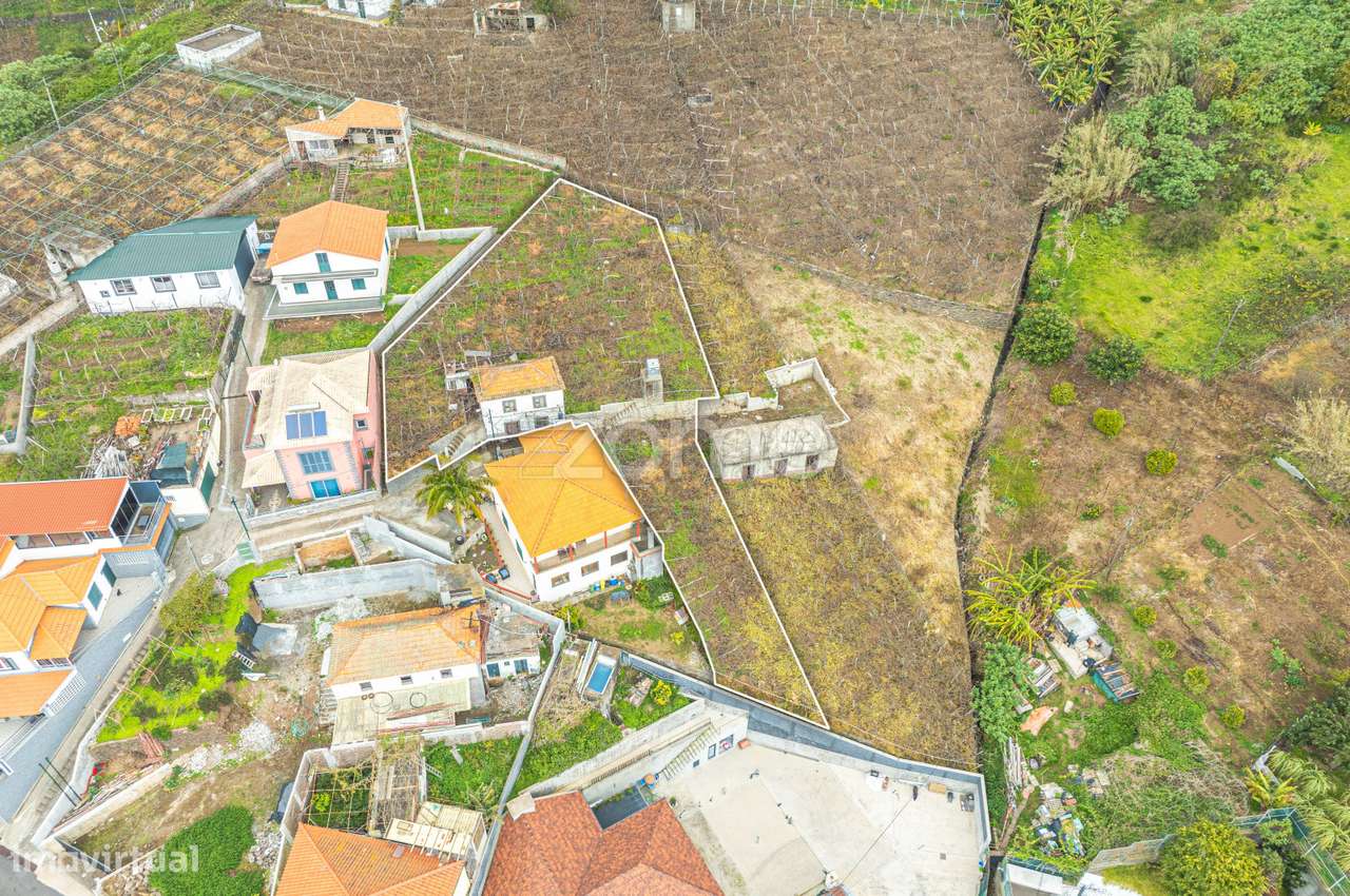 Moradia T2 para recuperar no Estreito de Câmara de Lobos-16