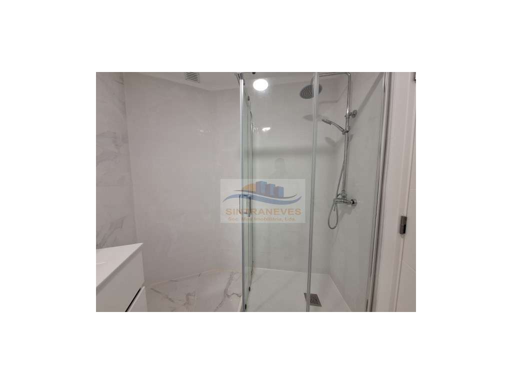 Excelente T2 Totalmente Remodelado na Mina de Água-11