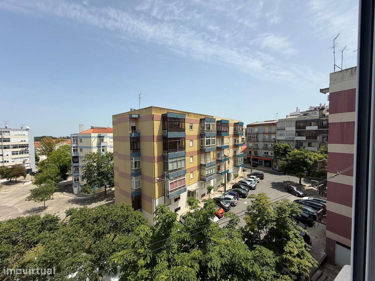 Apartamento T4 transformado em T3 no Laranjeiro em Almada-25