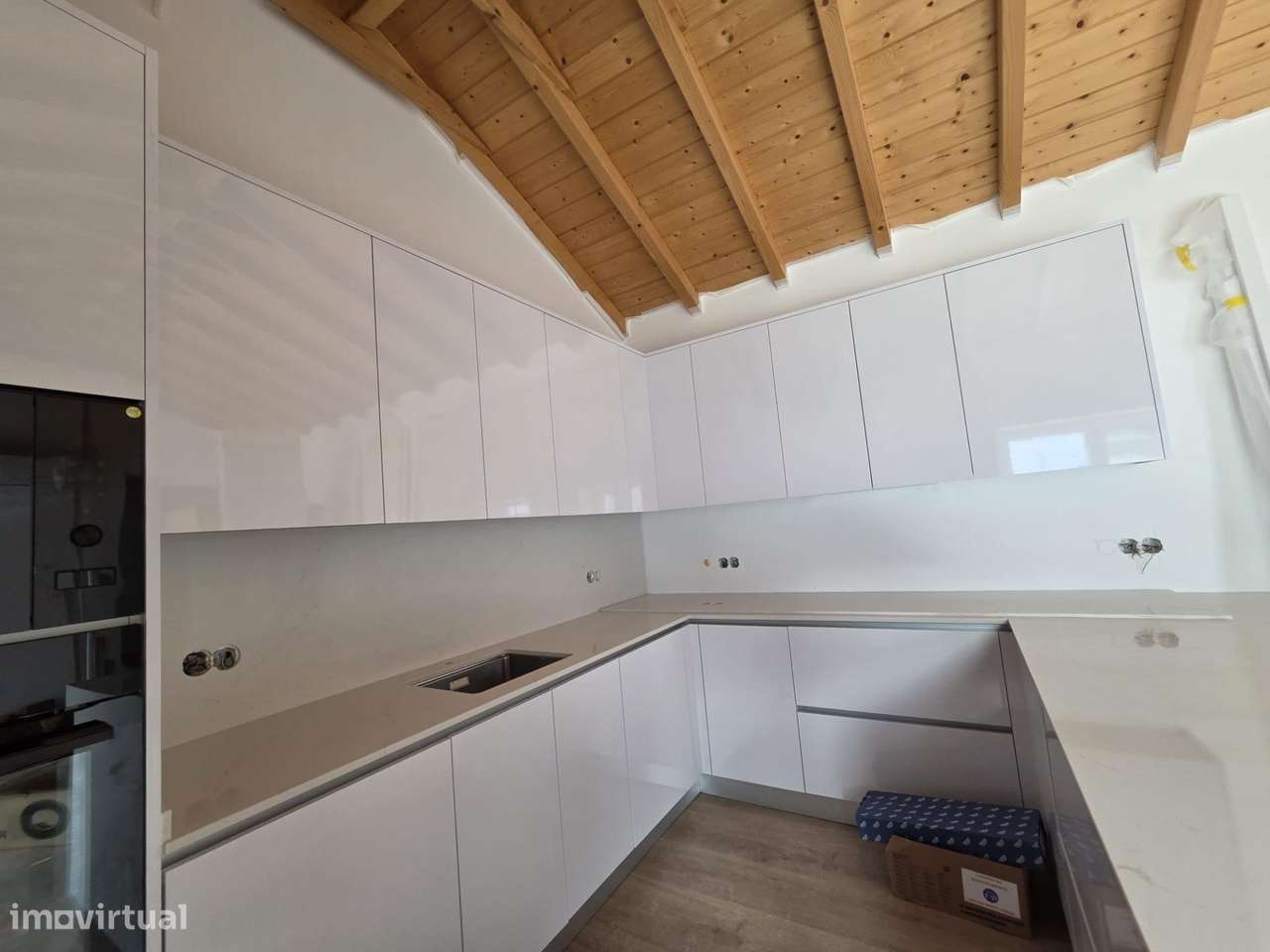 Moradia T2 totalmente remodelada e Equipada em Janas com Garagem e...-5