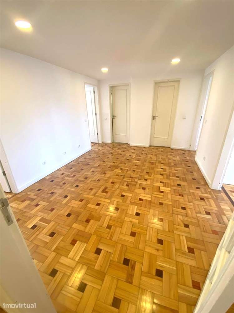 Apartamento T4 c/ varanda renovado à Av. da Boavista - Grande imagem: 3/34