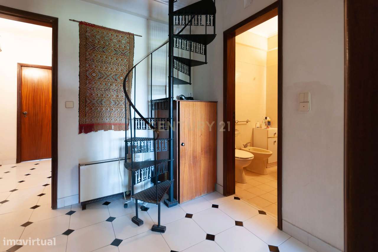 T2+1 Duplex com Garagem em Carcavelos-14
