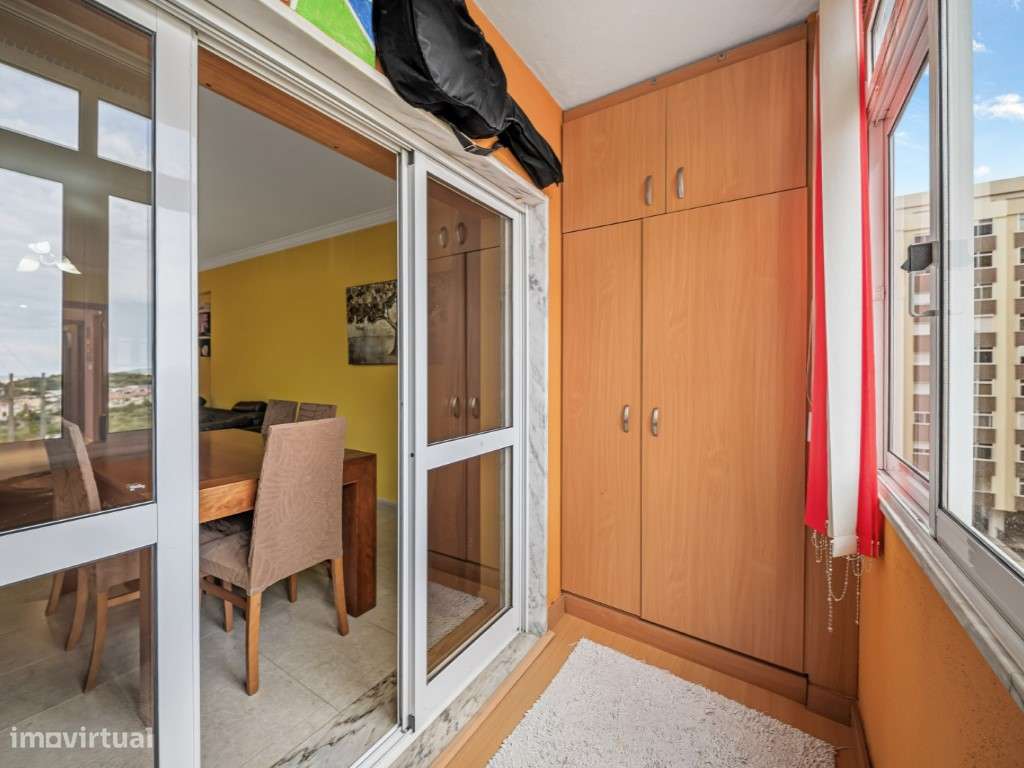 Apartamento T3 com Varanda e Garagem Box, na Quinta da Piedade-8