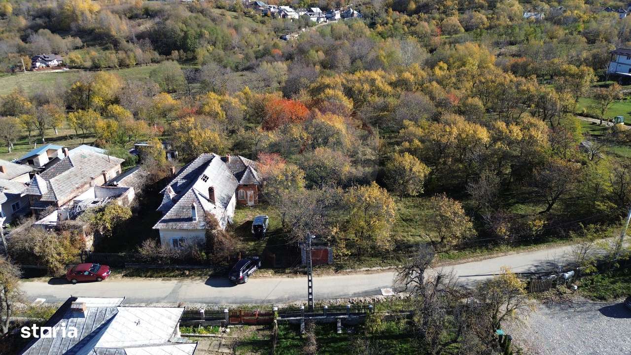 Teren si casa de vânzare la baza muntelui Iezer in Valea Mare Pravat-10