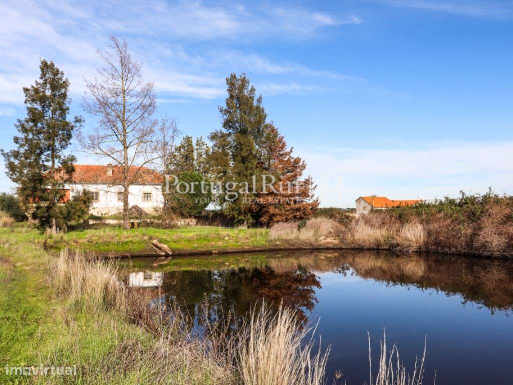 Quinta com casa de habitação T5 e diversas construções-26