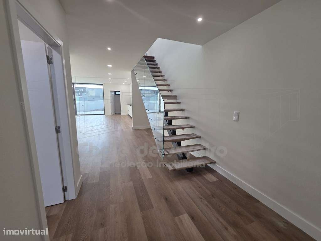 Moradia unifamiliar geminada T3, de 2 pisos, com garagem, anexos e ...-39