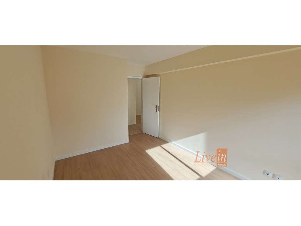 Apartamento T2 Totalmente Remodelado na Tapada das Mercês-13