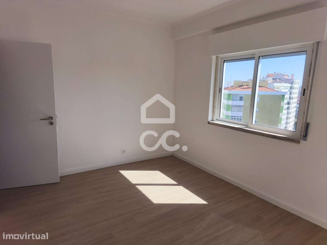 T3 Renovado com 3 Varandas na Amadora-5