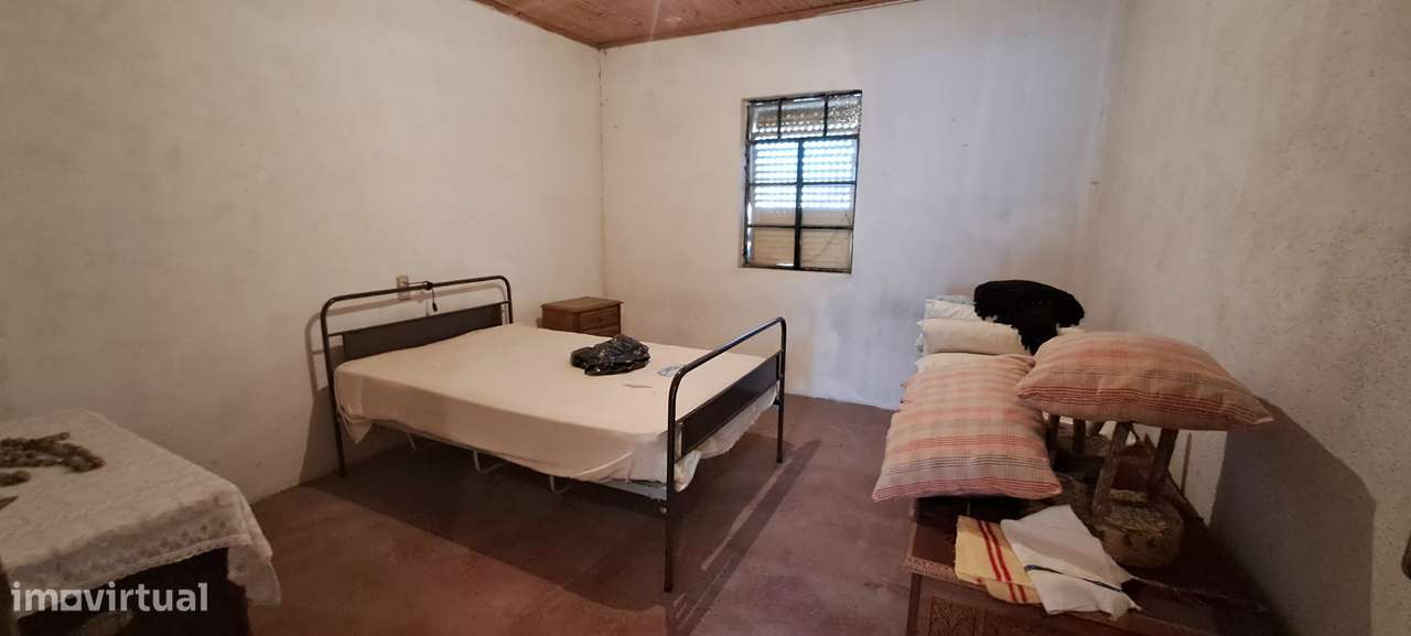 Moradia para restaurar com terreno em S. Martinho de Angueira-21
