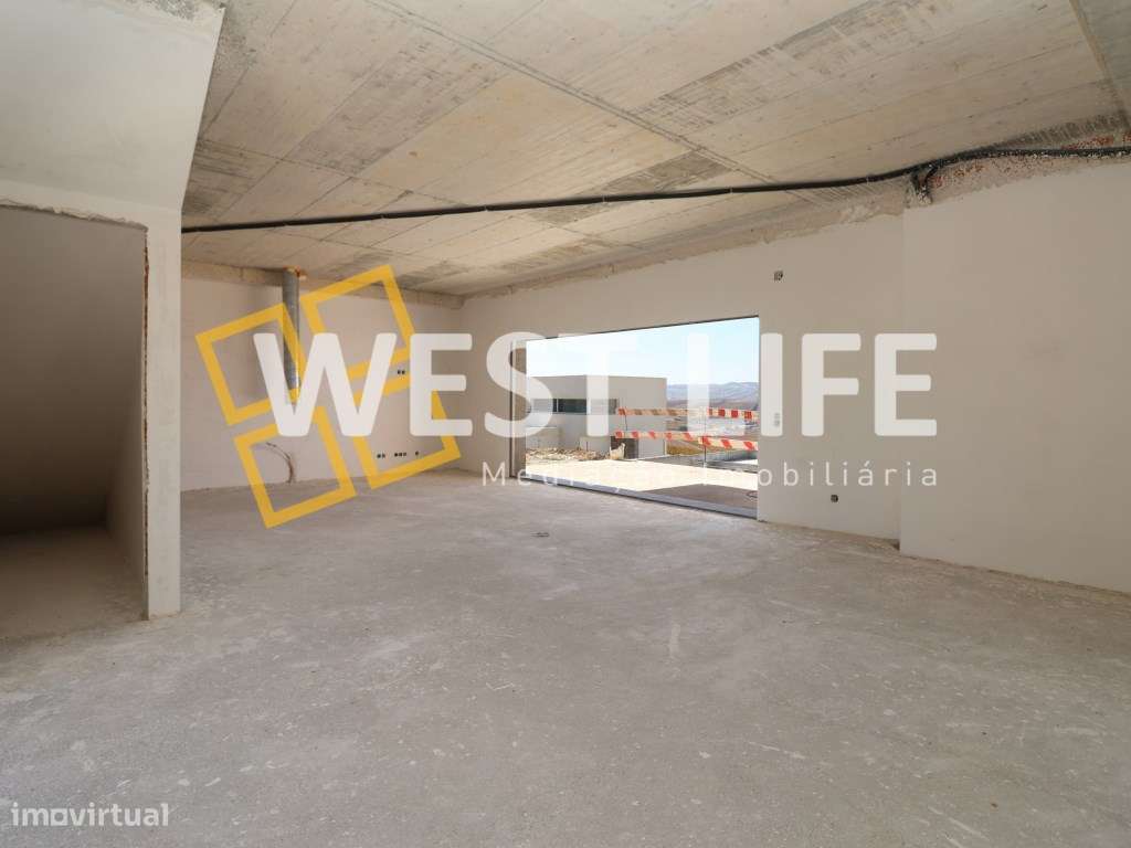 Moradia Independente T4 com áreas generosas e fantástico jardim pri... - Grande imagem: 5/34