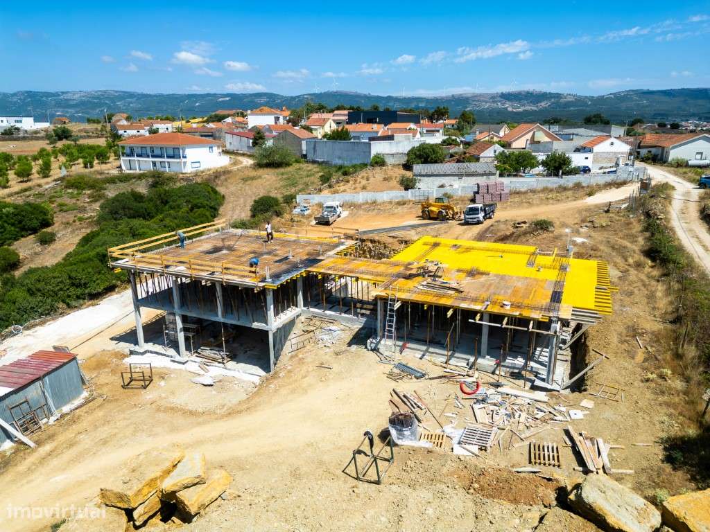 Moradia T4 moderna em construção com piscina em Évora de Alcobaça-10