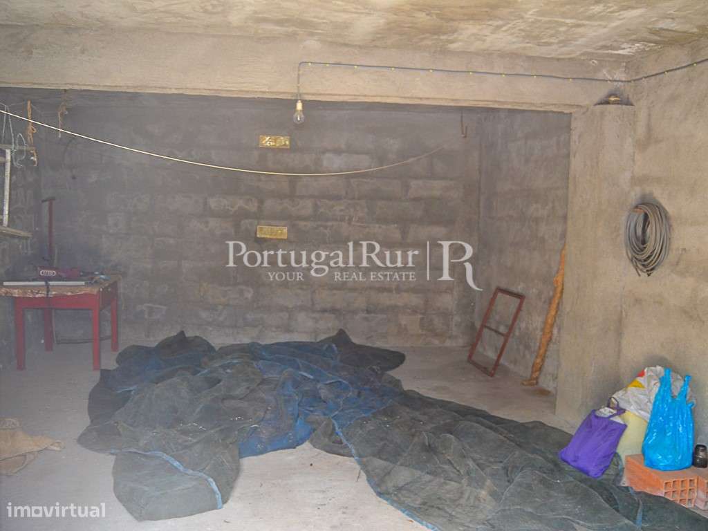 Casa de Habitação com Anexos, Terreno de Cultivo e Proximidade a Pr... - Grande imagem: 5/41