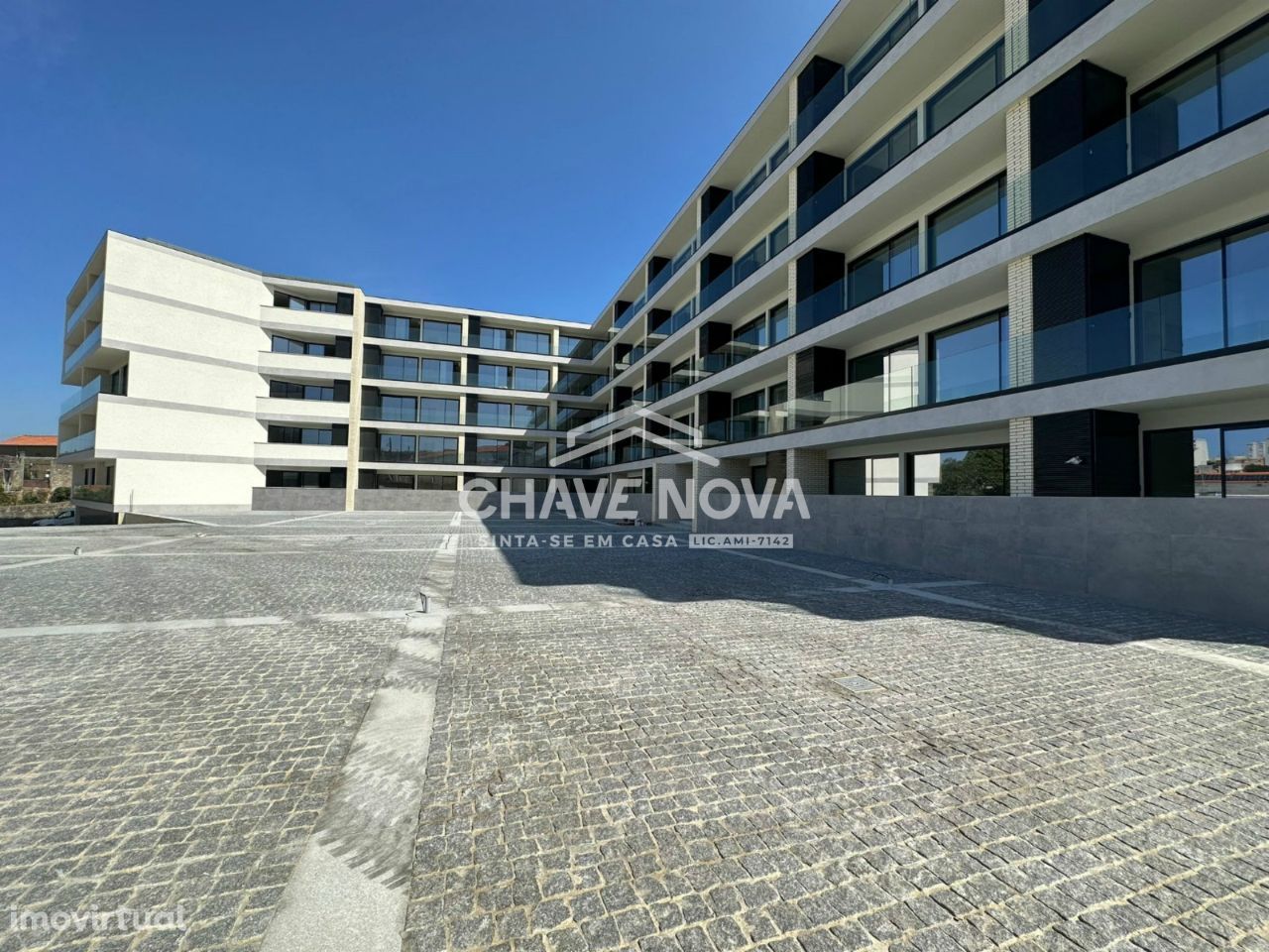 T3 Novo c/ 2 Lugares de Garagem + Arrumo em Santa Marinha (VL8)