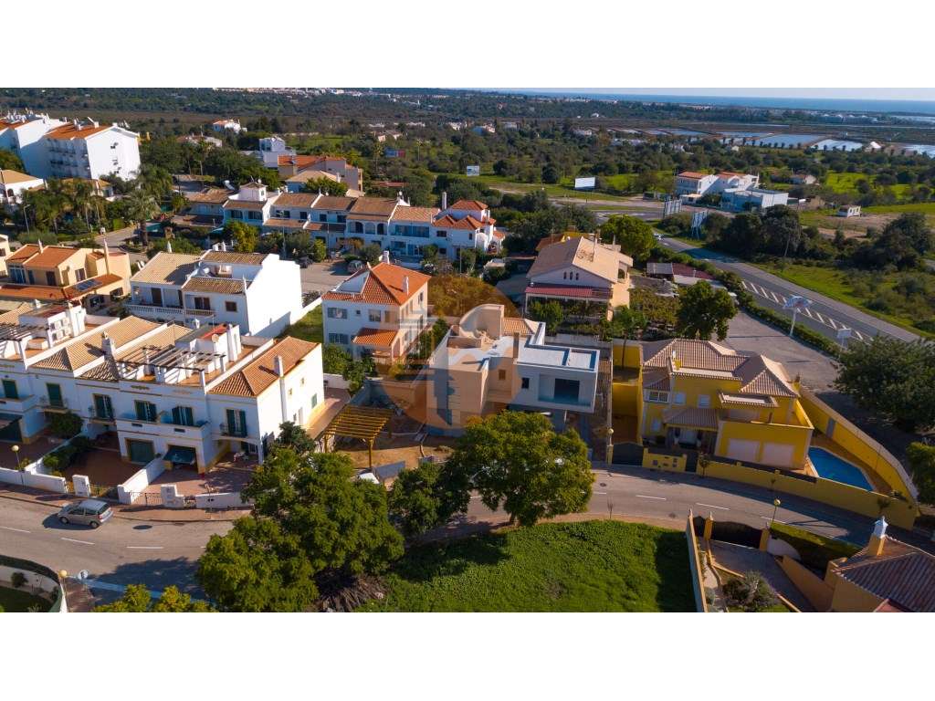 Moradia Isolada V4 com Piscina em Construção-35