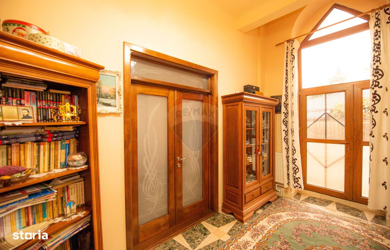 Casa vila de vanzare 6 camere, 240 mp, curte 1000 mp, central Calarasi - Imagine principală: 2/20