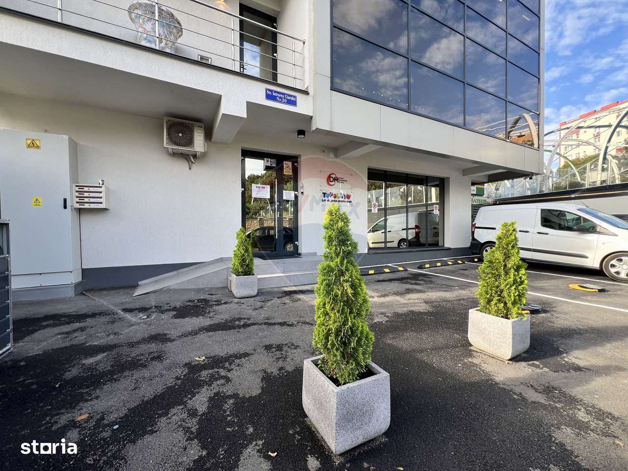 Spațiu comercial modern de închiriat / 2 locuri de parcare - Imagine principală: 5/20