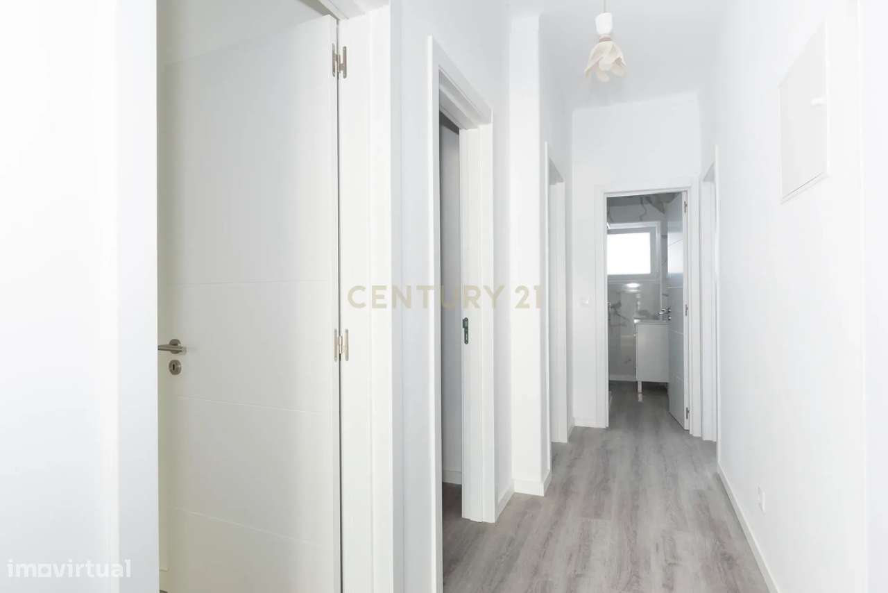 T2 totalmente remodelado com cozinha independente no centro de almada-9