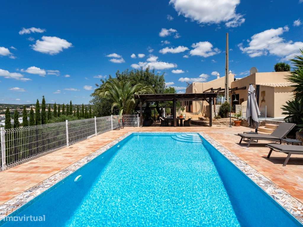Villa tradicional com piscina em Loulé-0
