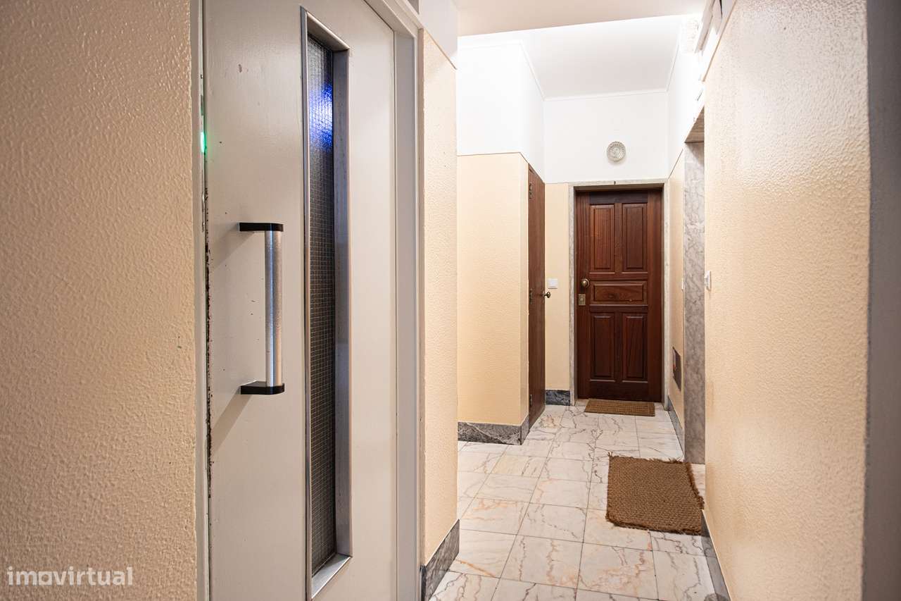 Apartamento T4 remodelado em Carnaxide-23