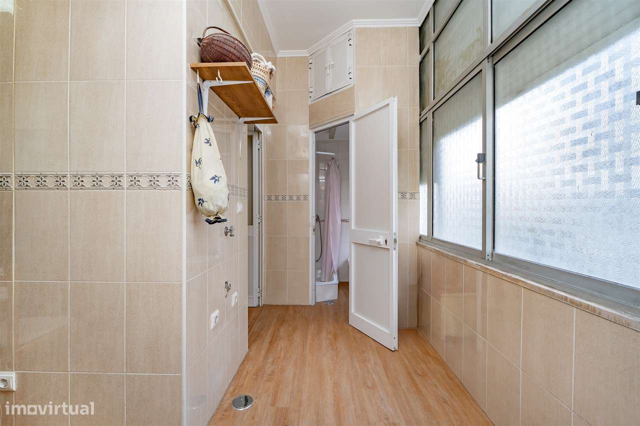 Apartamento T3 em Arroios – Charme clássico no coração de Lisboa-23