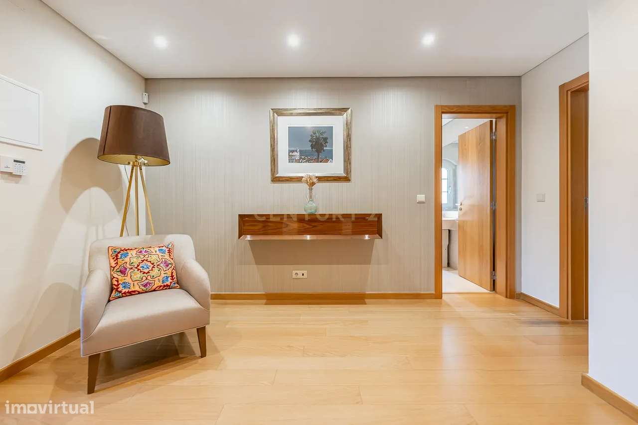 Moradia de Luxo T4 com Piscina e Jardim em Alvalade-26