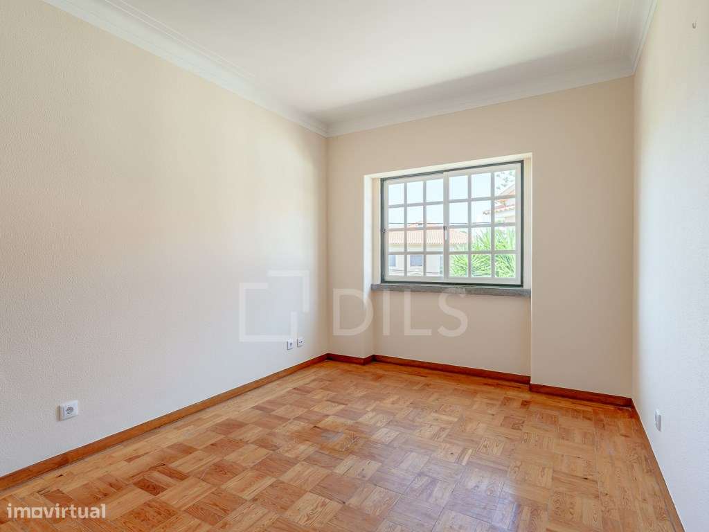 Moradia T8 isolada, com jardim e piscina no centro da Parede-31