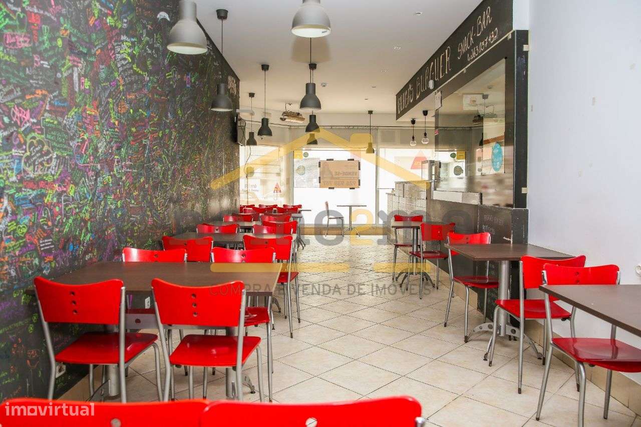 Loja com terraço e lugar de garagem-5