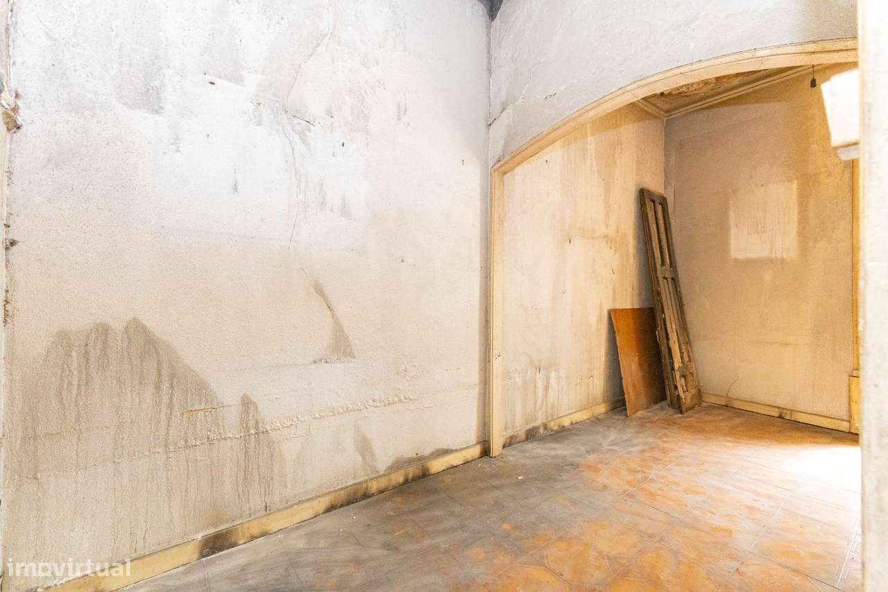 Andar Moradia T4 Duplex para Renovação Total-13