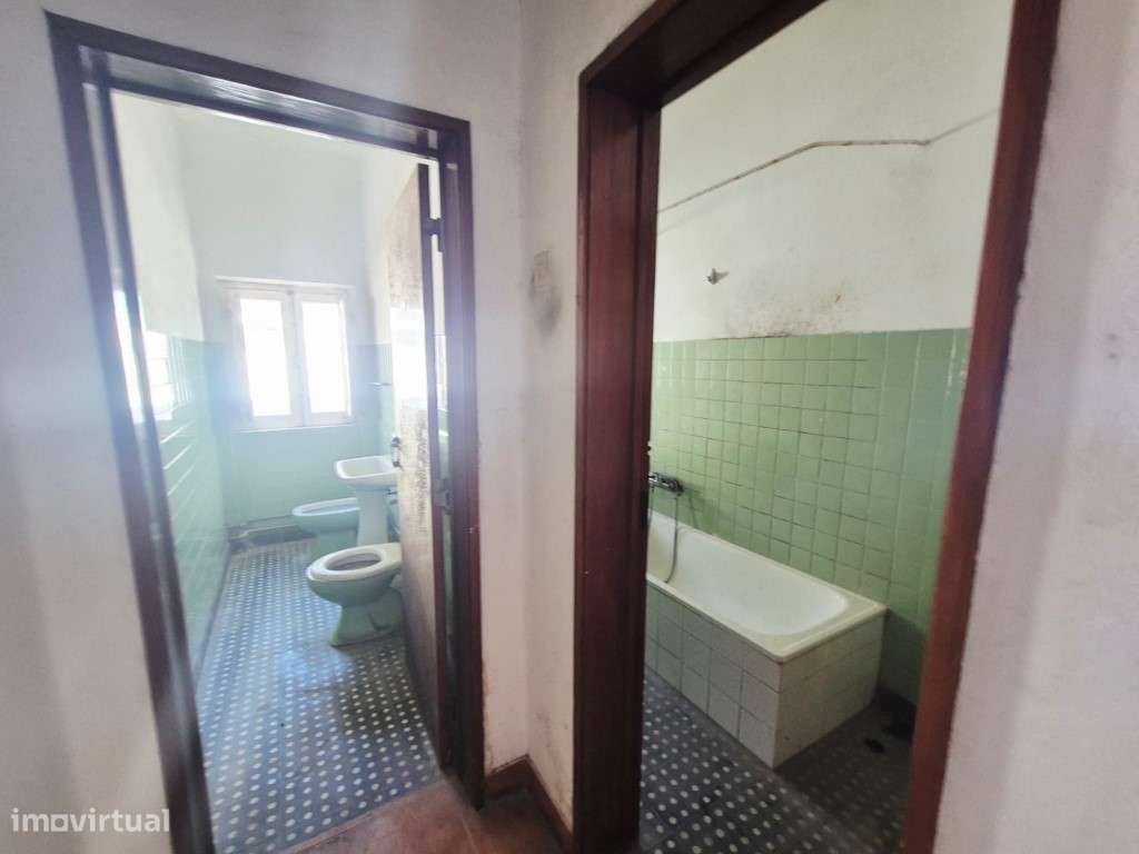 Edifício no centro de Milfontes-24