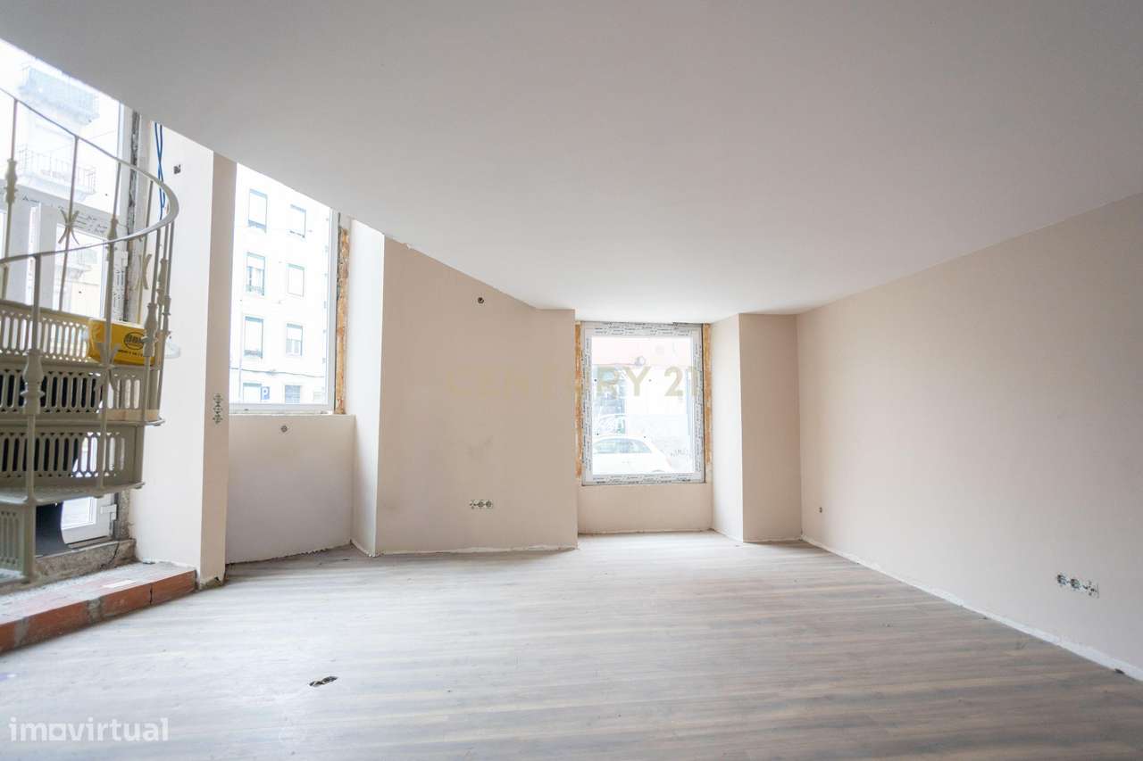 Charme e Visibilidade na Icónica Loja Cor-de-Rosa de Esquina-2