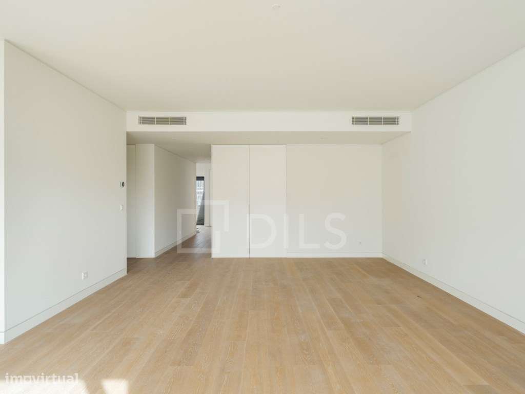 Penthouse T3 com varanda ampla e garagem privada, em Lisboa-13