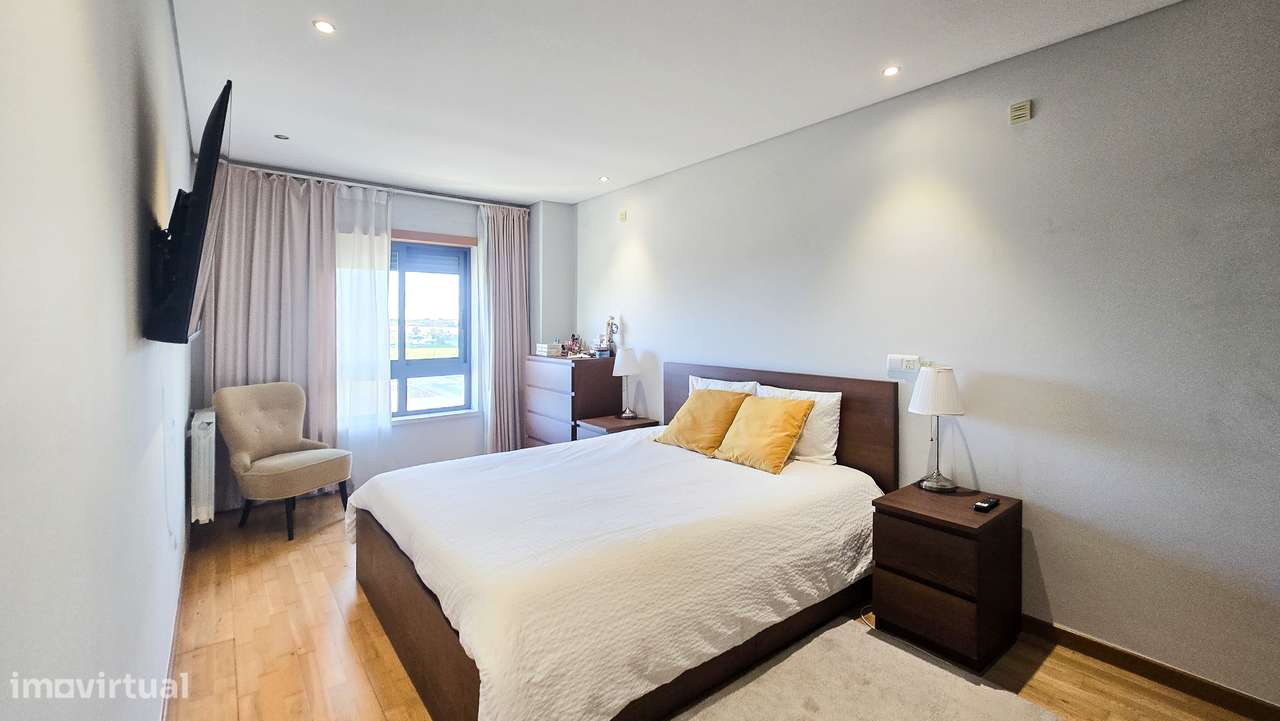 Apartamento T3 com varanda e garagem em Montijo-12