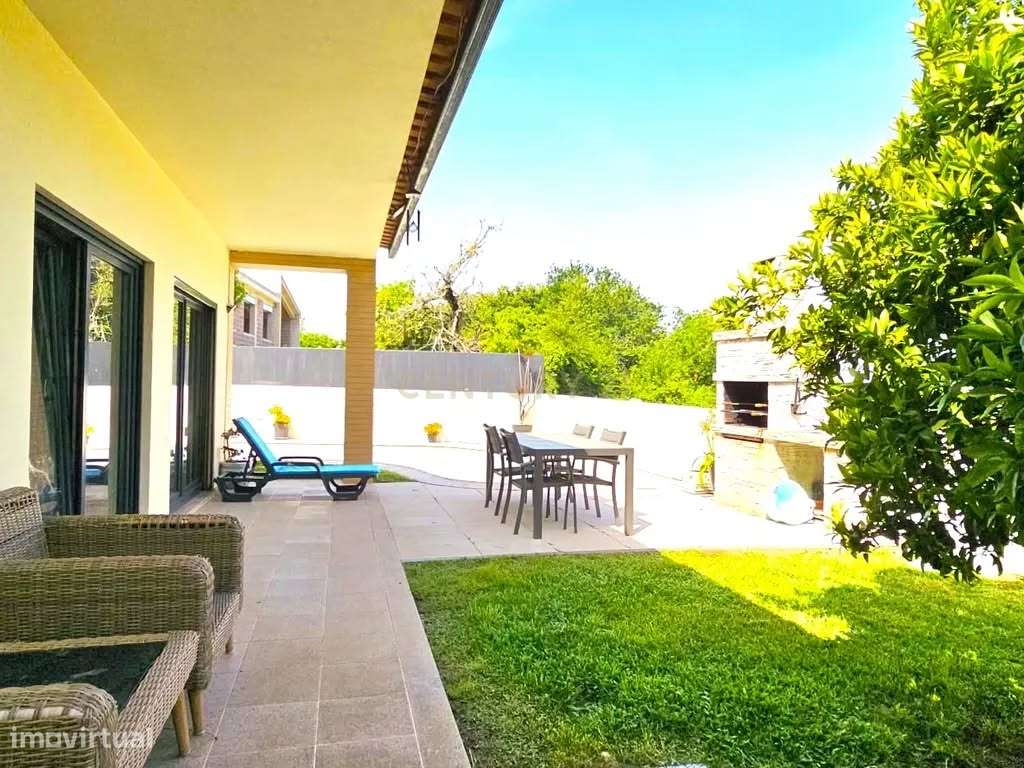 Moderna Moradia T4 com Piscina em Aldreu, Barcelos-5