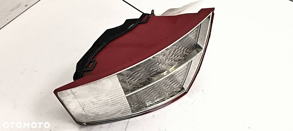 LAMPA PRAWA TYŁ AUDI A8 D3 W12 - 2