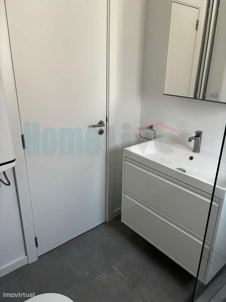 Apartamento T4 Remodelado e Mobilado Charquinho, Benfica-27