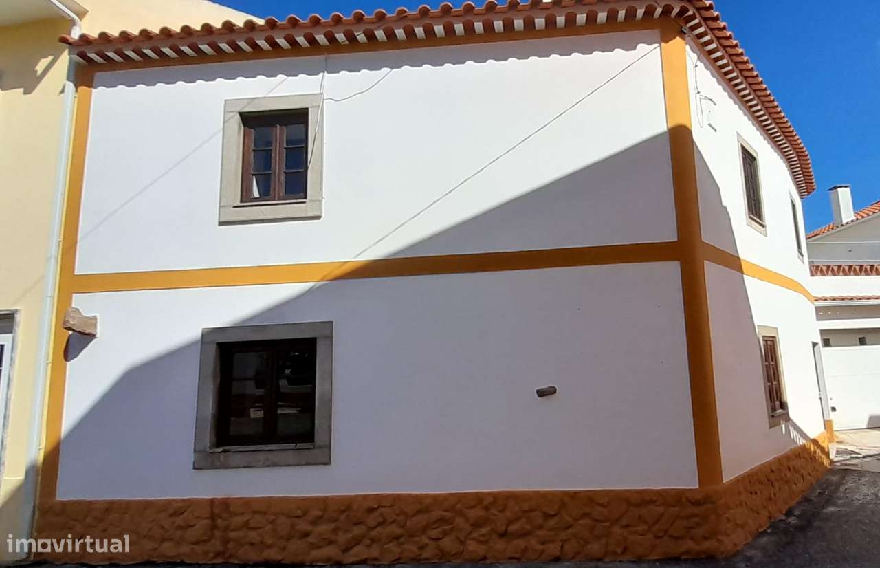 Moradia T4 ,Inserida numa zona rural, próxima de montanha e mar. - Grande imagem: 2/35