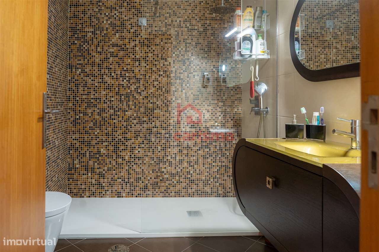 Apartamento T4 transformado em T3 no centro de Vila das Aves, Santo Ti-26