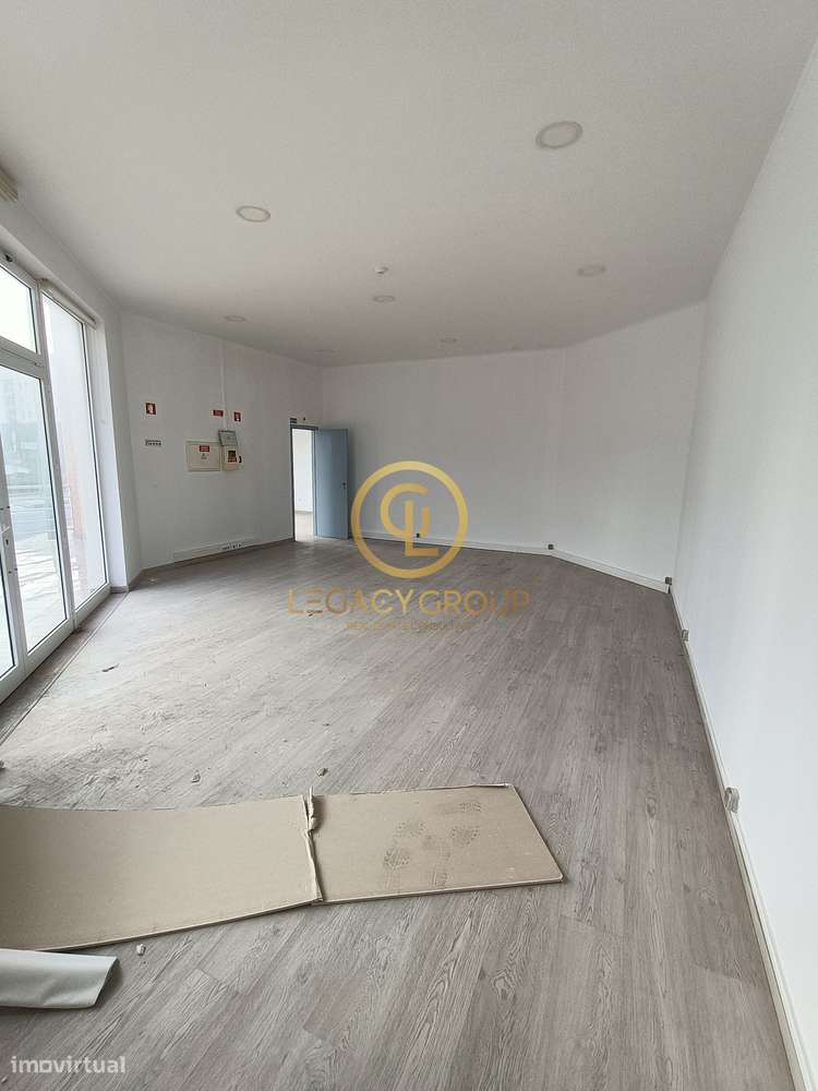 Oportunidade de loja à venda na Rua Professora Maria José Correia,...-5