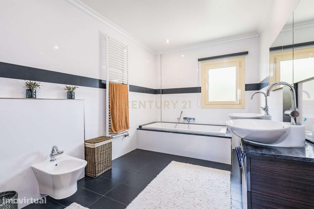 Moradia Exclusiva com Piscina, Jardim e Áreas Amplas-17