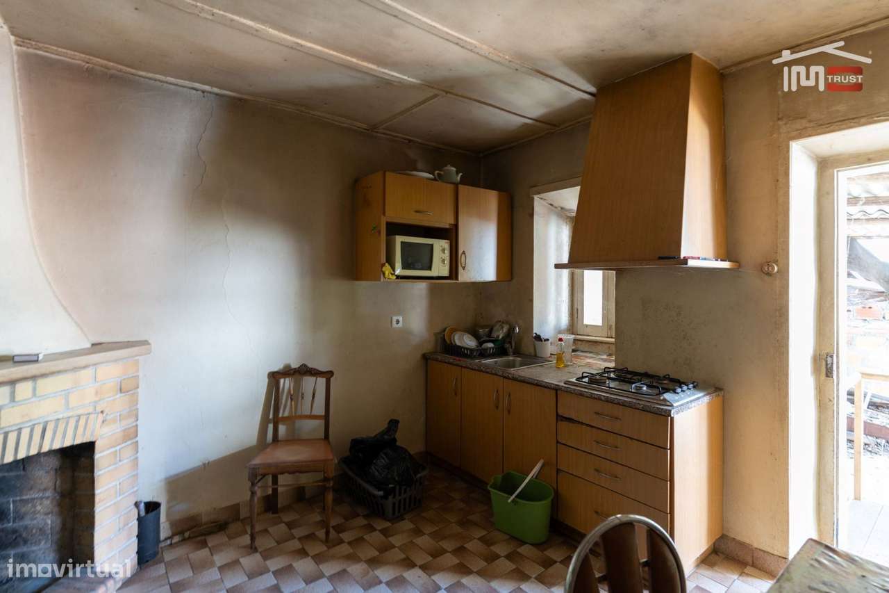 Moradia T3 para reconstrução em Crespos, S. Mamede-10