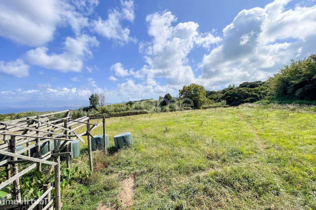 Ruína em Santa Bárbara, em Ponta Delgada - Grande imagem: 3/18