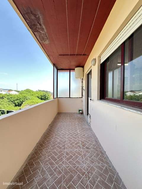 Apartamento T2 com varanda e elevador em Gondomar-6