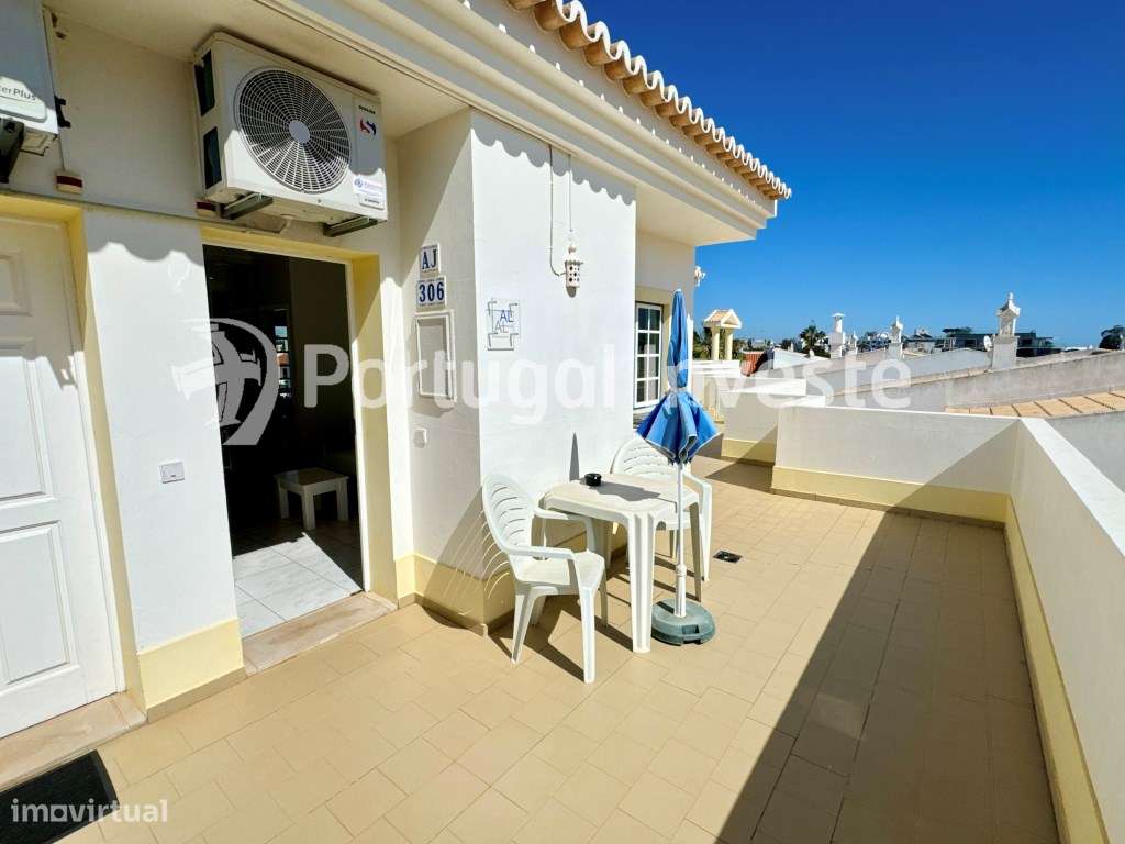 Apenas 5 min da Praia! T0 mobilado com acesso a piscina e excelente...-8