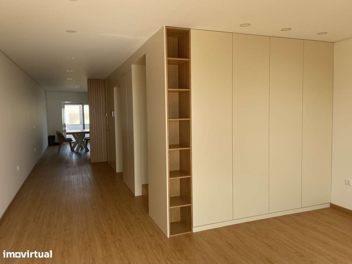 T2+1 Duplex Renovado com Vista Mar de Luxo –  1ª Linha de Mar - Grande imagem: 2/16